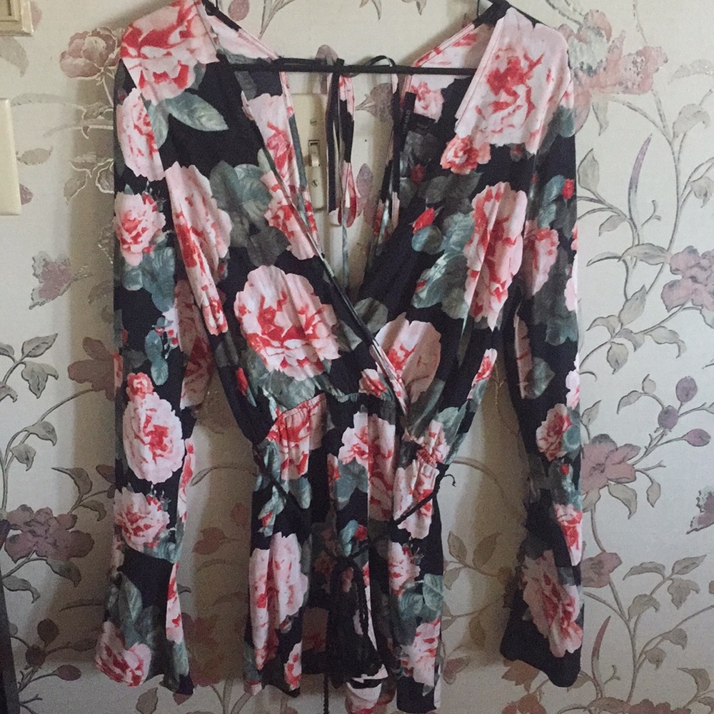 V neck Long sleeved flowered romper